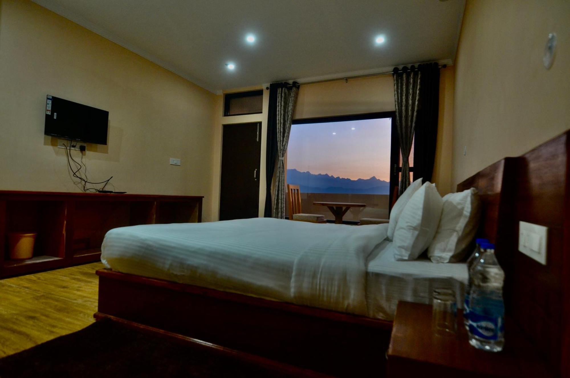 Uttarakhand Resort Каусані Екстер'єр фото