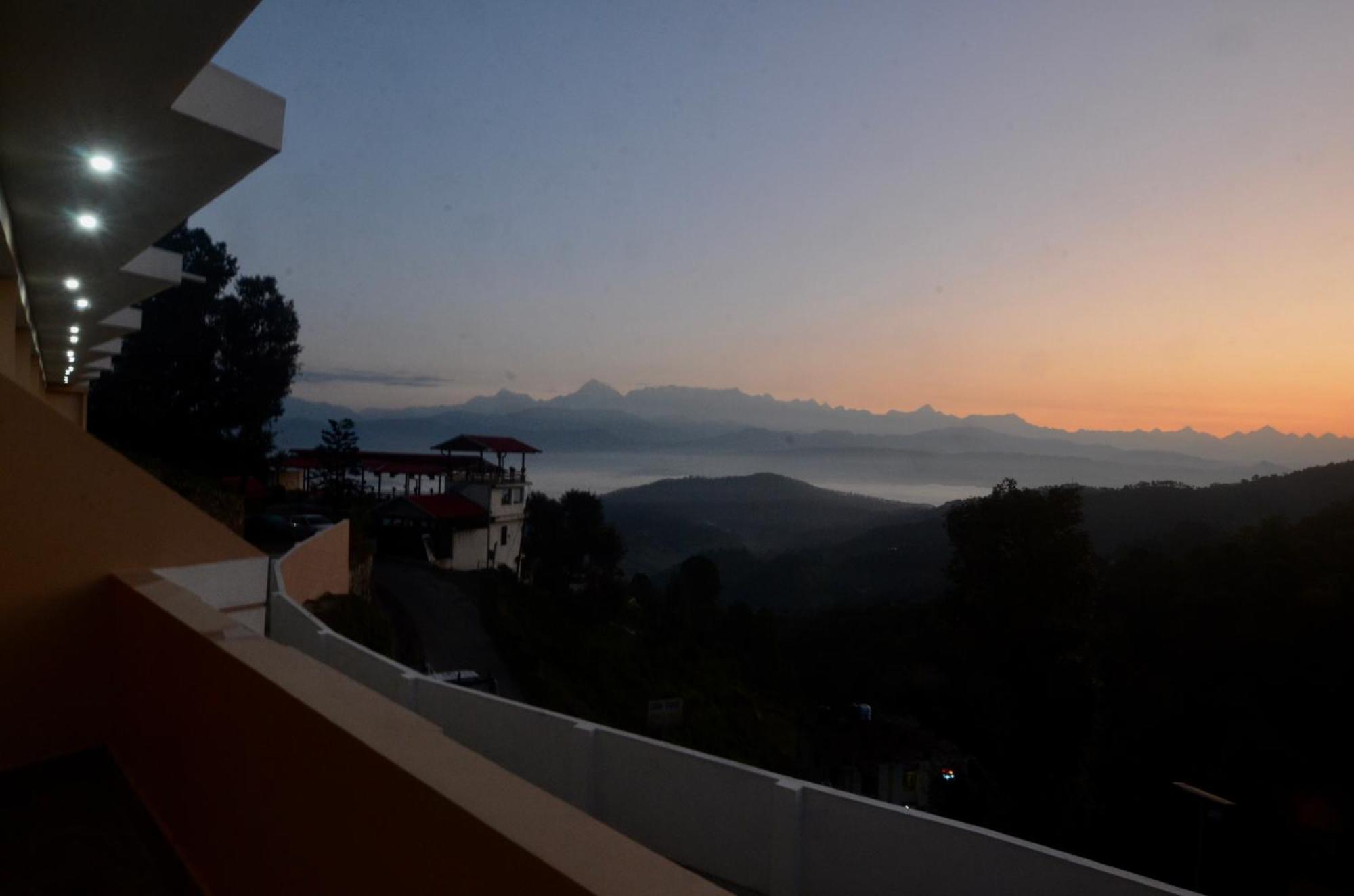 Uttarakhand Resort Каусані Екстер'єр фото