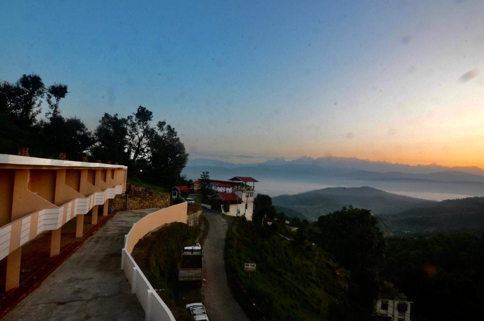 Uttarakhand Resort Каусані Екстер'єр фото